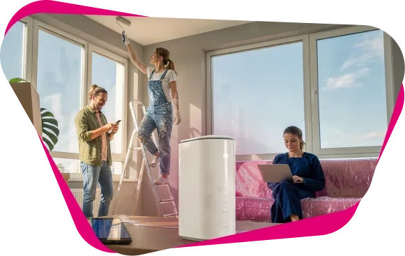 Drei Personen nutzen mobiles Internet über Speedbox während Renovierungsarbeiten