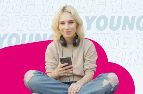 Junge Frau mit Kopfhörern sitzt mit Smartphone vor grafischem Hintergrund.